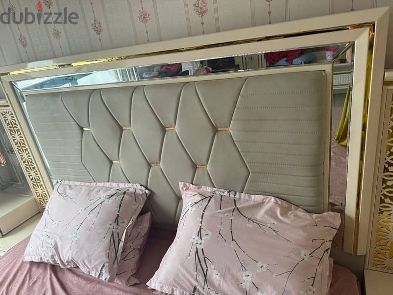 in a great condition bed for sale with mirror and Kabot 4