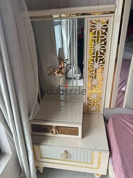 in a great condition bed for sale with mirror and Kabot 5