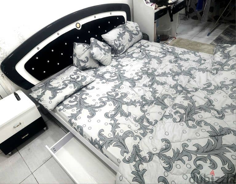 King size Bed with mattress size 210X190 0