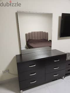 dresser / chest of drawers