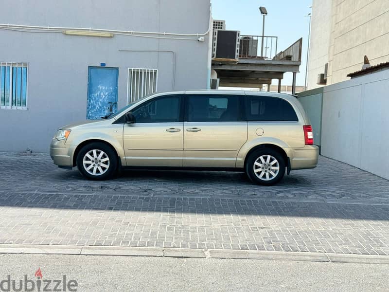 Chrysler Grand Voyager 2009 GOLD 2