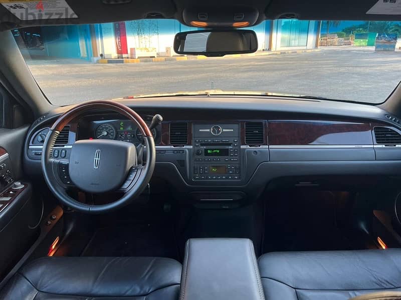 2010 Lincoln Town Car “Single owner, 26,000km” 11