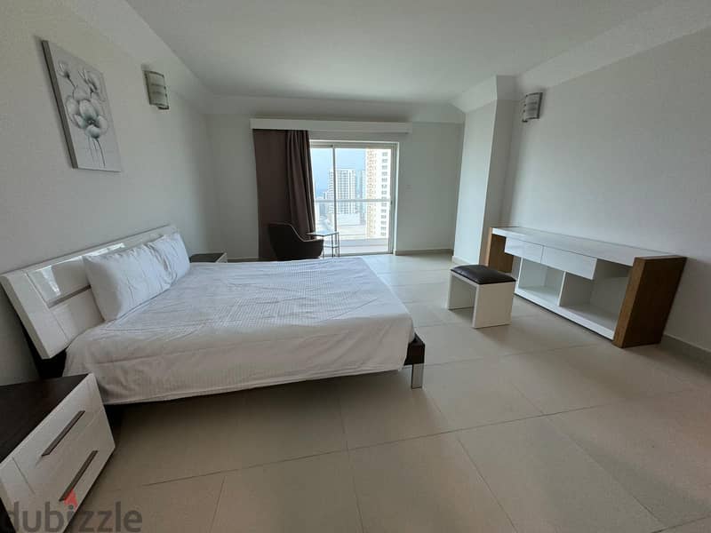 Spacious I House Keeping | Wifi I Balcony I 4