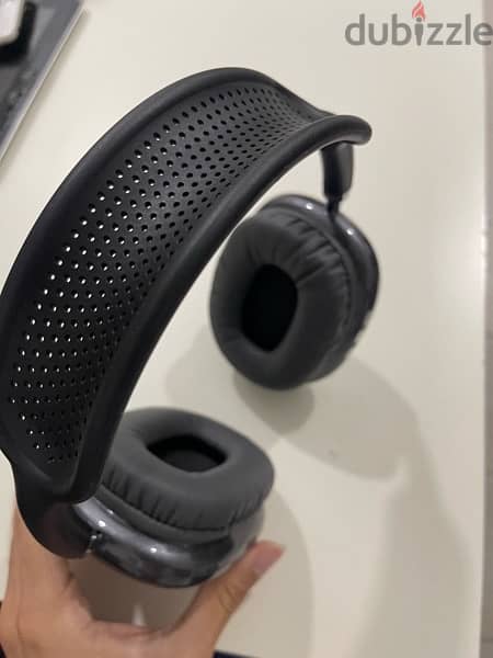 black head phone 1