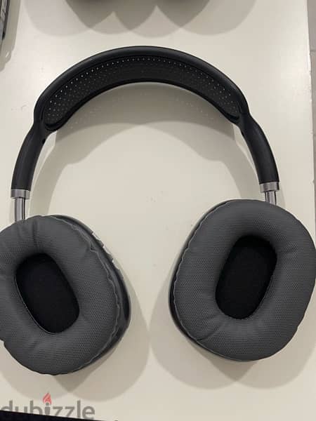 black head phone 2