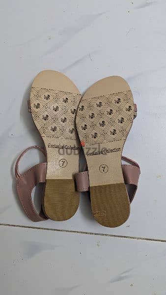 NEW PAIR  OF WOMEN'S SANDAL 1