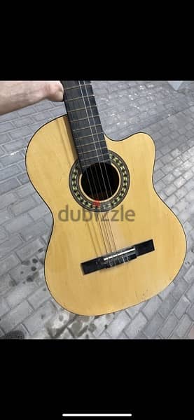 قيتار - جيتار للبيع ١٥ دينار  /  for sell Guitar 15BD