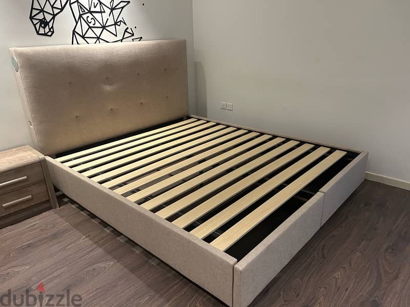 King-Size Bed with Storage+built in Speaker & Chargers 0