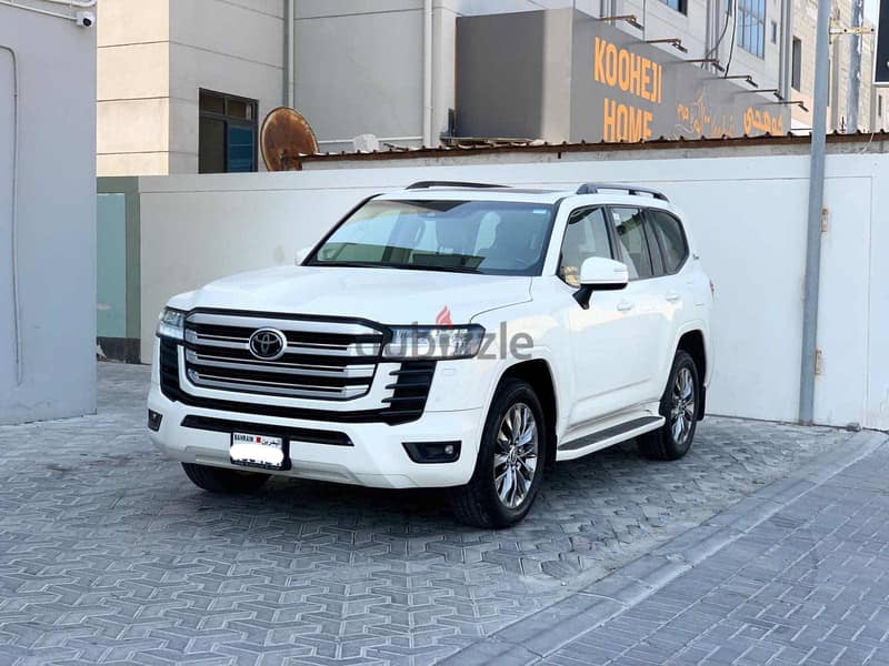 Toyota Land Cruiser 2022 white 1