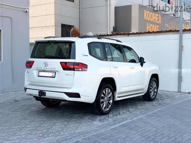 Toyota Land Cruiser 2022 white 6