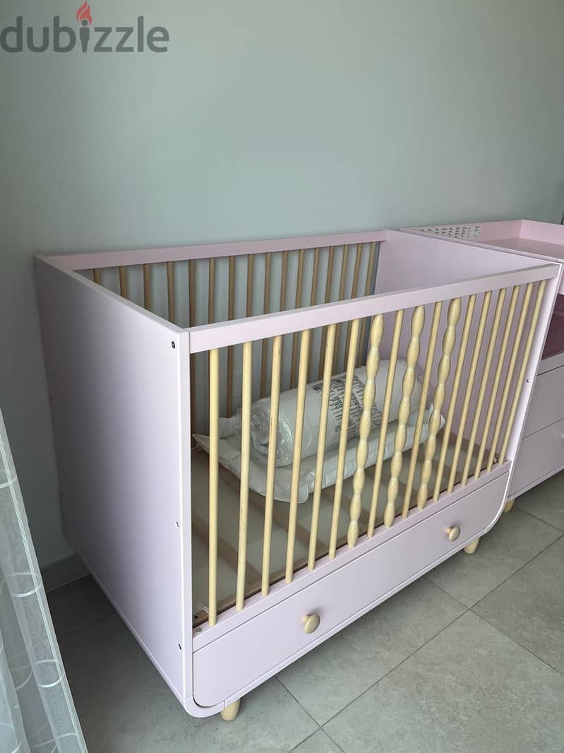 Unused European Branded Baby Crib & Matching Changing Table 5