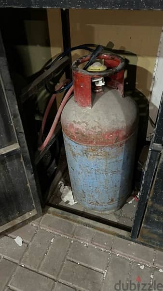 Gas Cylinder with Gas and regulator 0