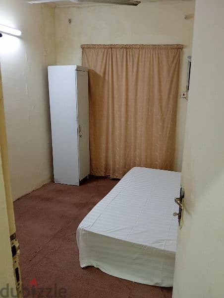 room sharing available in hoora close to bus stop and cold for guys 3