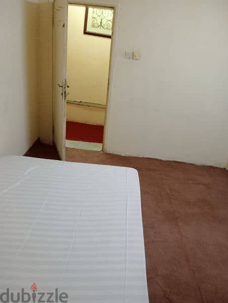 room sharing available in hoora close to bus stop and cold for guys 4