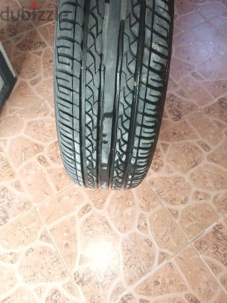 يوجد عدد تاير واحد مقاس 215/60R/16 تاير نظيف وبحالة ممتازة سعر  ٦دينار 1