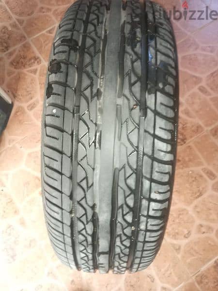 يوجد عدد تاير واحد مقاس 215/60R/16 تاير نظيف وبحالة ممتازة سعر  ٦دينار 2