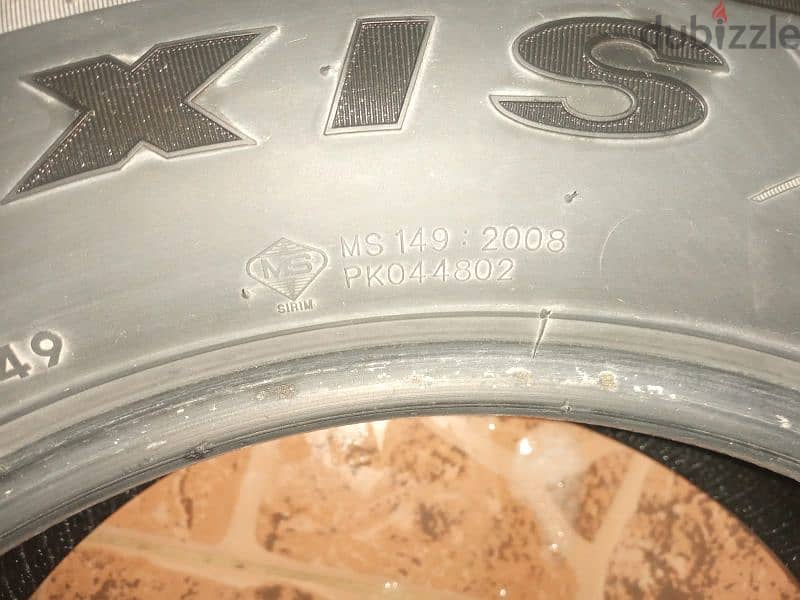 يوجد عدد تاير واحد مقاس 215/60R/16 تاير نظيف وبحالة ممتازة سعر  ٦دينار 6