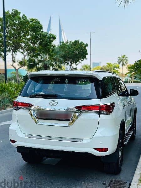 Toyota Fortuner 2020 model. single owner. zero accident. company service 4