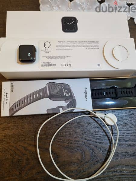 Apple watch series 5 with box and accessories 3