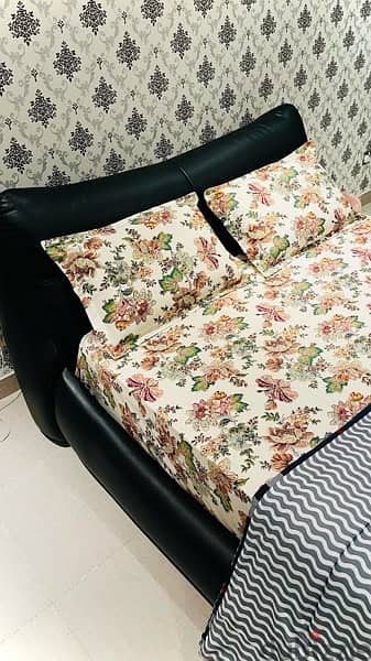 QUEEN SIZE BED ( Good condition ) 0