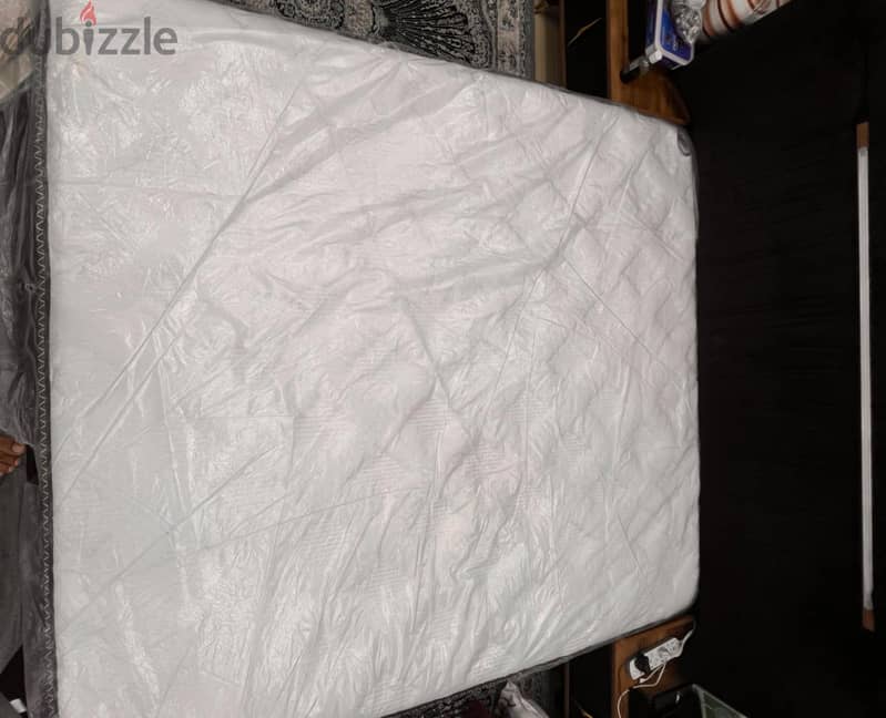 Kingsize memory foam mattress للبيع مترس شبة جديد مومري فوم 0