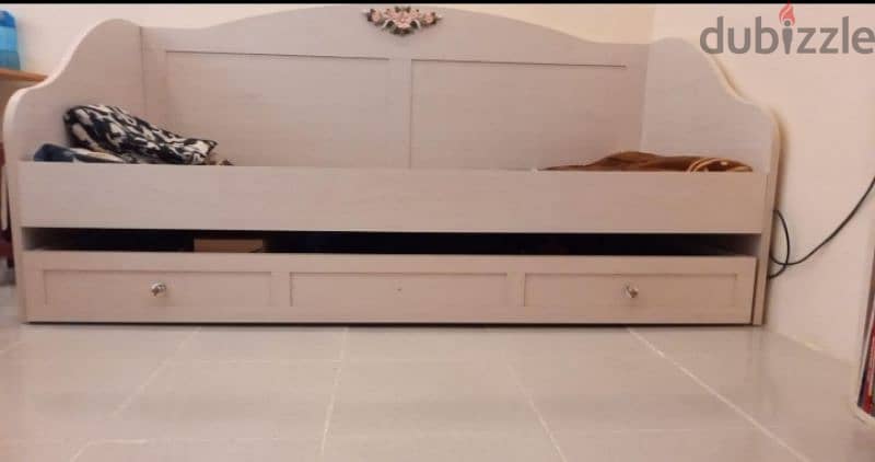 a single bed with mattress for sale 0