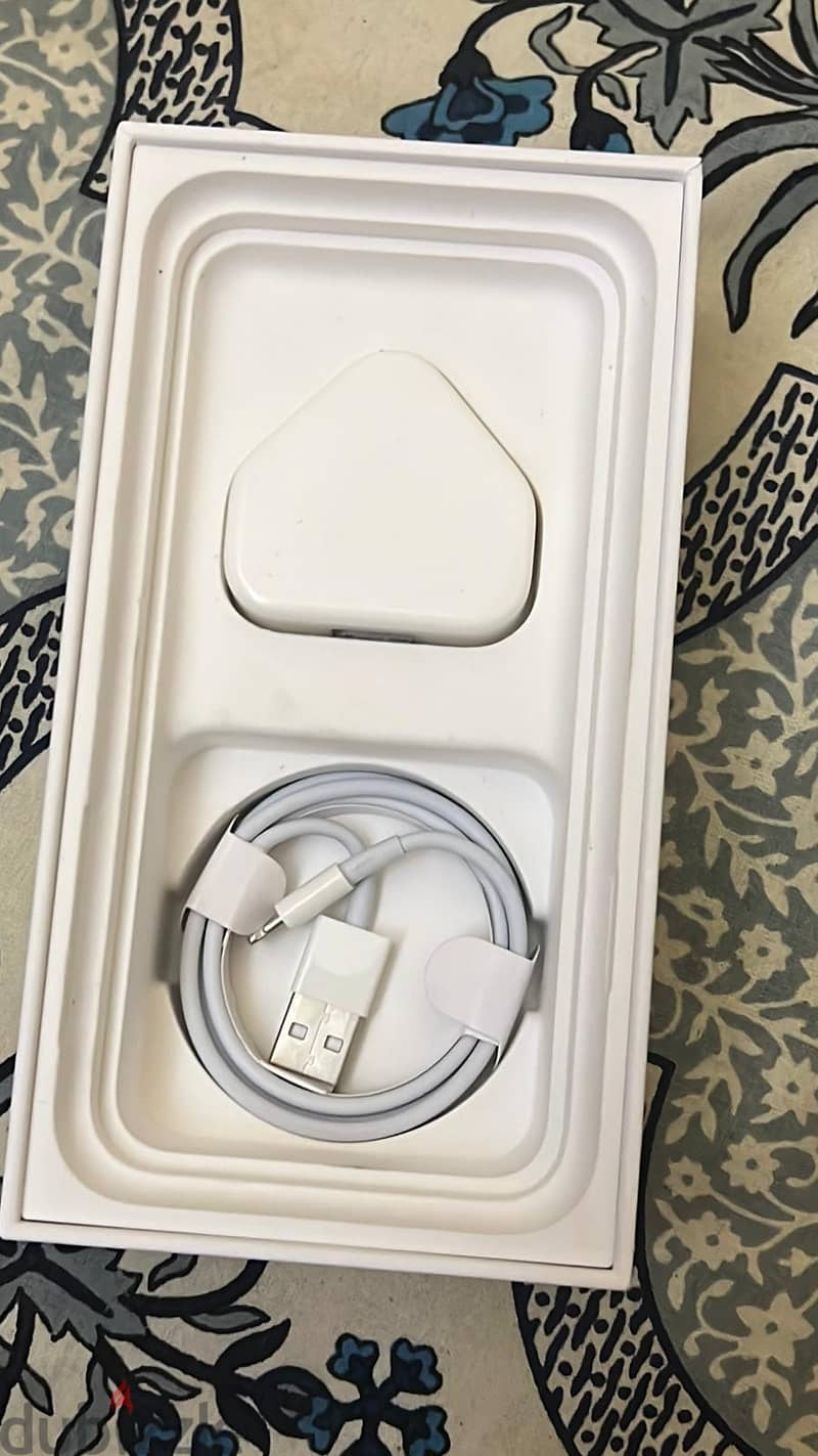 Apple iPhone 11, 128GB Mint condition with box, cable, & Charger 7