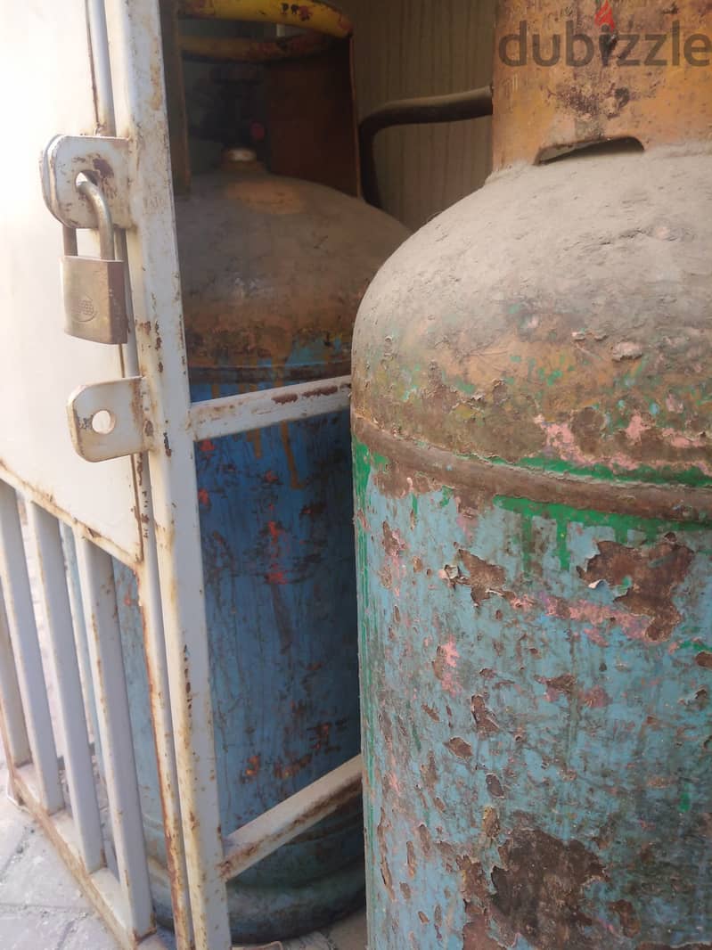 1 Oven and 2 gas cylinders for sale 3