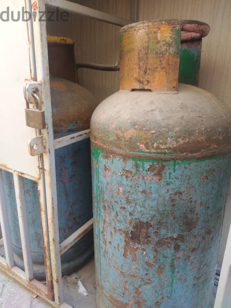 1 Oven and 2 gas cylinders for sale 5