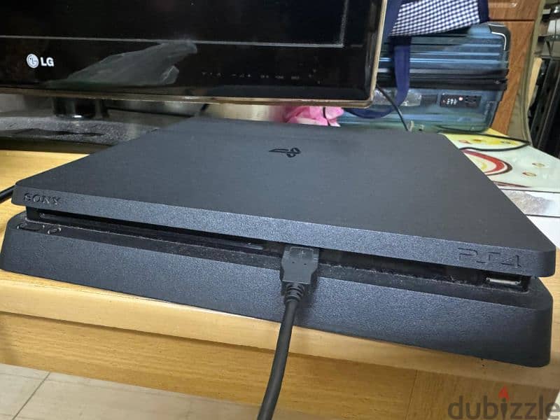 PS4 SLIM with controller and Box 1