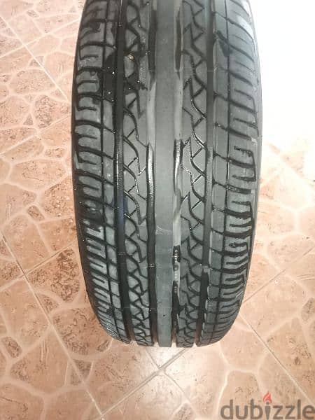 يوجد تاير واحد  مقاس  16/ 60R / 216  بحاله ممتازه ونظيفه ٦دينار 7