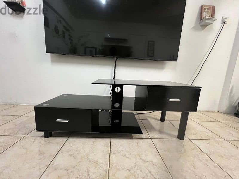 Urgent sale 60-inch android tv with tv table 3