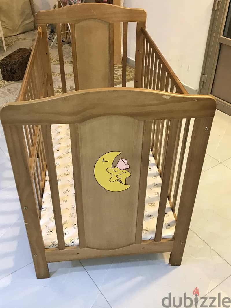 Baby crib in good condition whatsapp only 36883460 3