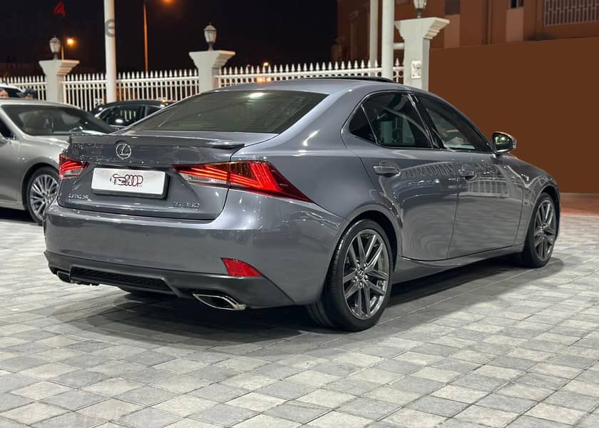 Lexus IS-Series 2018 10