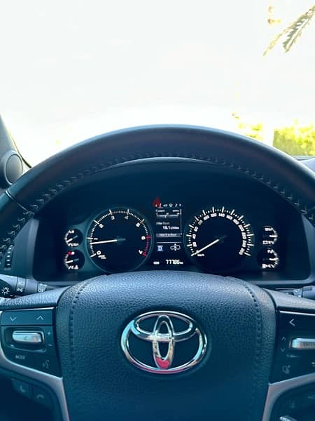 Toyota Land Cruiser 2018 VXS 77km only 10