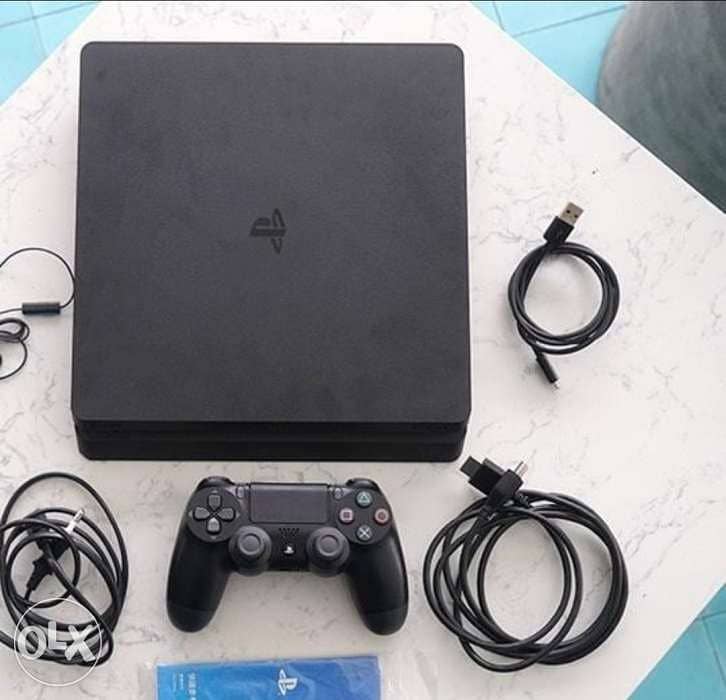 Playstation 4 Slim  مستخدم خالي من المشاكل مع قير ولعبة 0