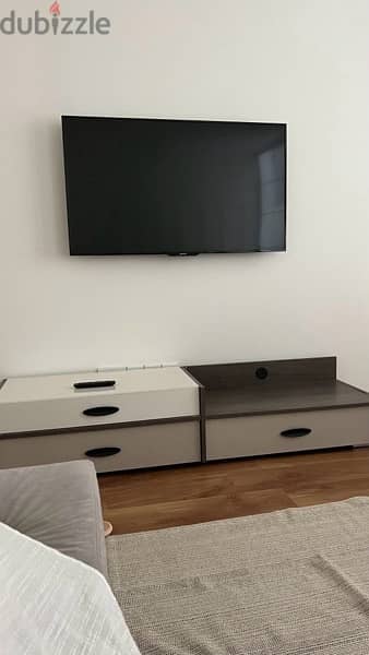 tv bench with two shelves طاولة تلفزيون مع رفين 2