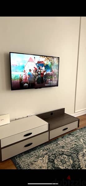 tv bench with two shelves طاولة تلفزيون مع رفين 3