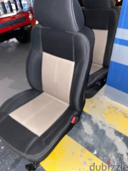 Hummer H3 Front Seats Driver + Passenger 4