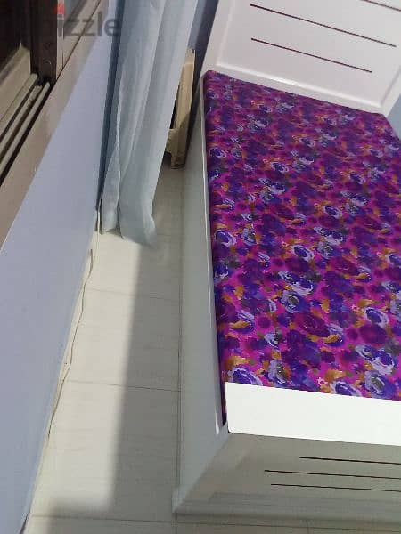 2 Very great condition white colour bed 1