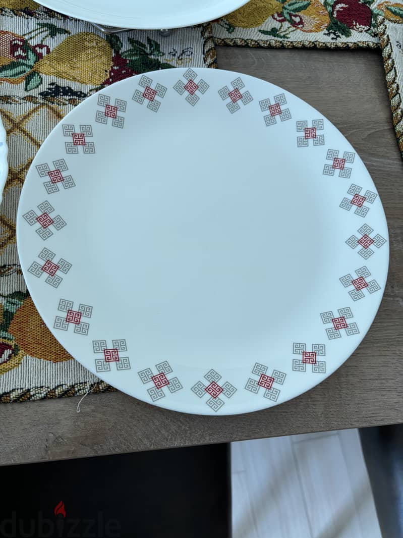 11 assorted dinner plates for immediate collection. 4