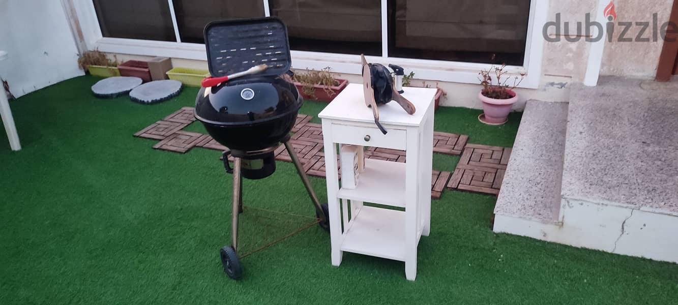 Barbeque kettle, side table, artificial grass and wooden steps 2