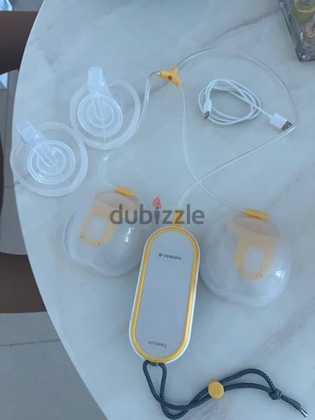 medela breast pump with accessories 1