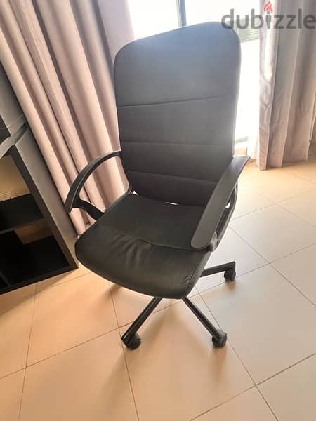 study table and chair with good condition 0