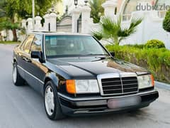 Mercedes-Benz E200 1993 model classic Edition. very clean good conditin