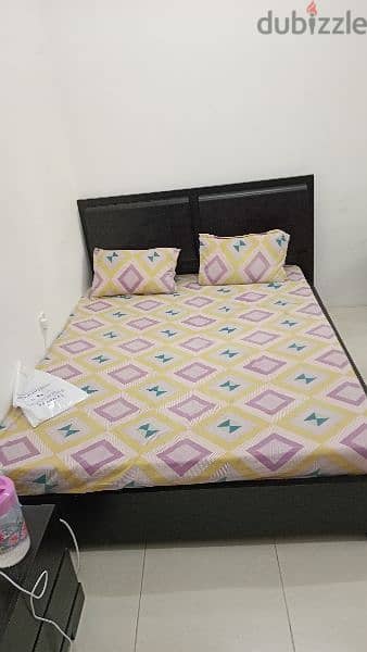 40 BD Queen size bed without mattress 3