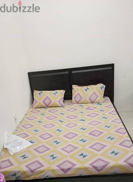 40 BD Queen size bed without mattress 4