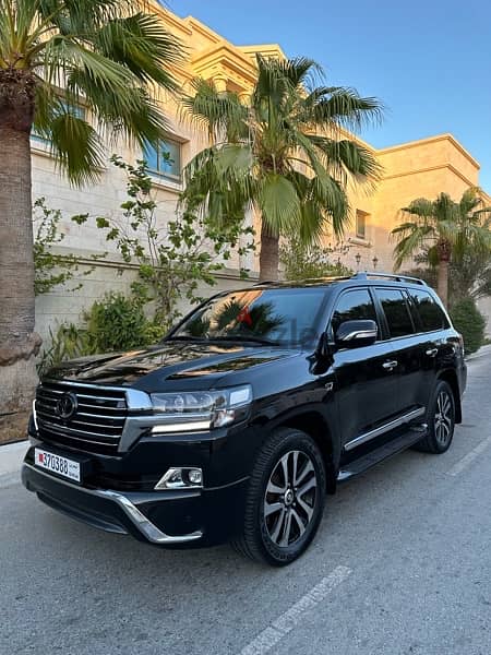 Toyota Land Cruiser 2018 black Edition 0