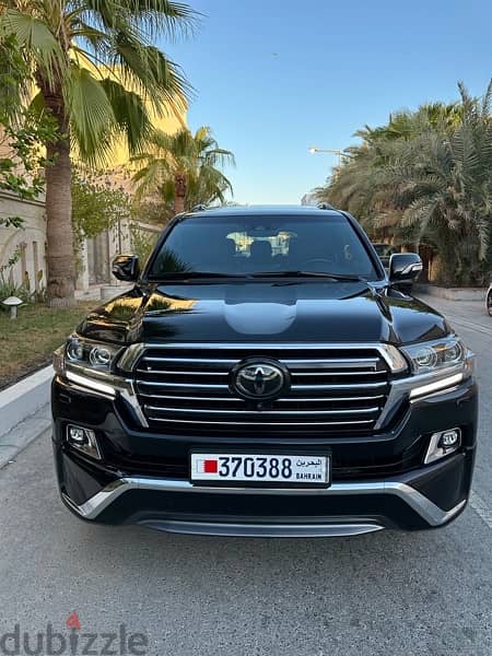 Toyota Land Cruiser 2018 black Edition 1