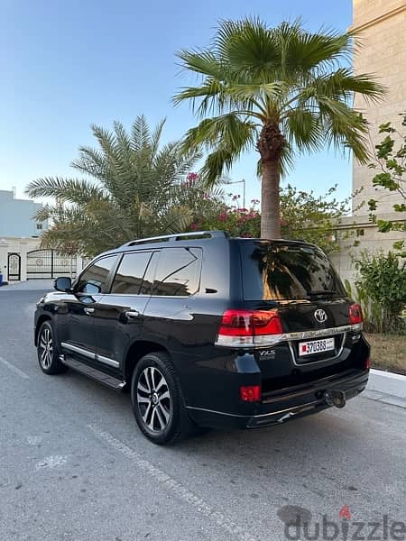 Toyota Land Cruiser 2018 black Edition 2